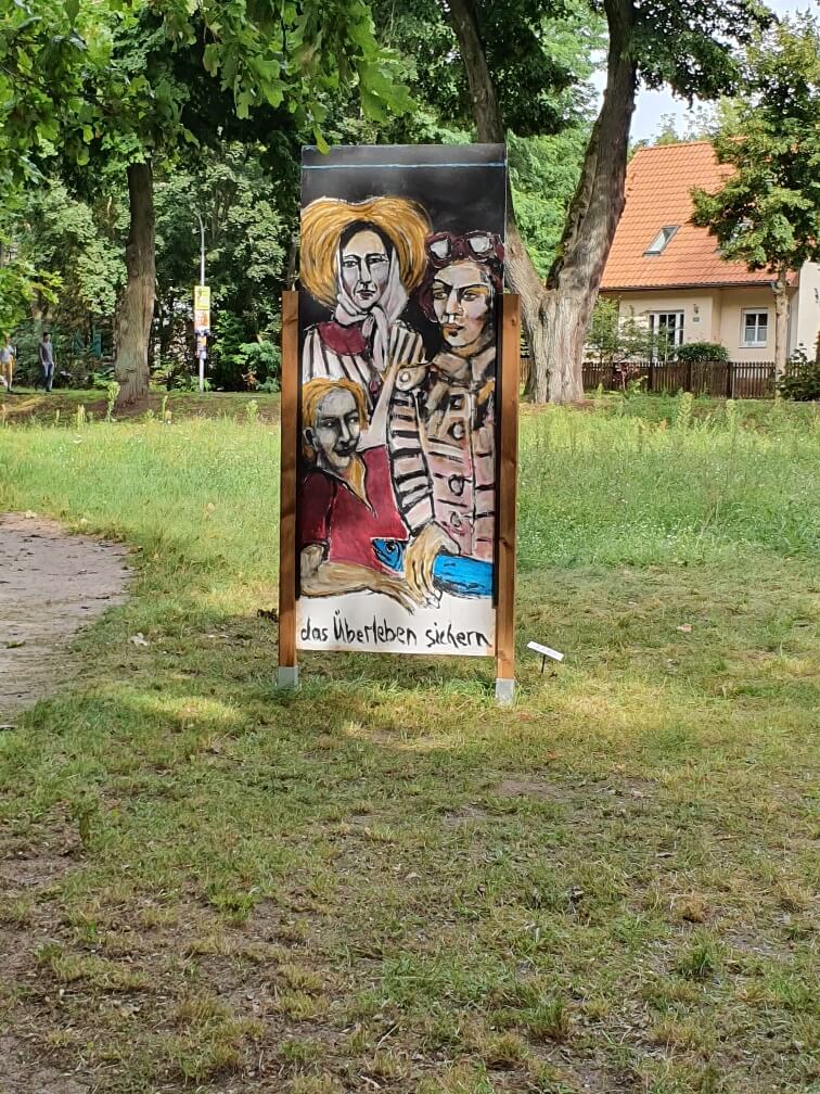 Abstraktes Gemälde von Frauke Schmidt-Theilig in leuchtenden Farben, präsentiert im Freien.