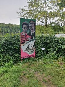 Ein aufgespanntes Tuch als Teil einer Kunstinstallation in einem Außenbereich.